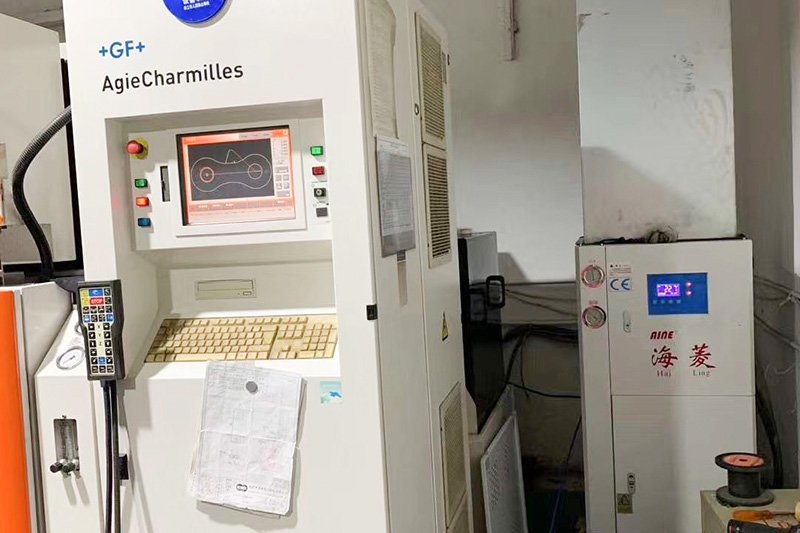 某模具客户加工现场